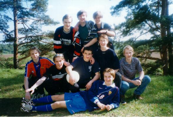Football_Team.jpg (51136 bytes)